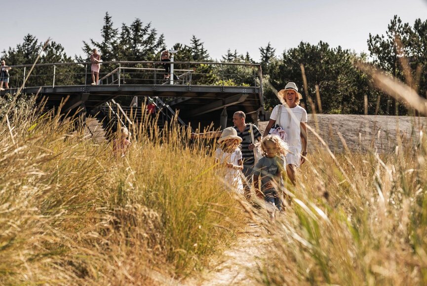 Famile vor der Aussichtsplattform in der Salzwiese