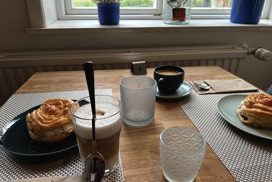 Kaffee und Kuchen im Innenbereich des WeinCafés