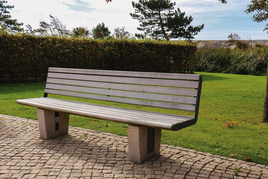 Bank neben dem Labyrinth