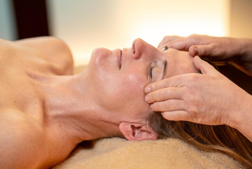 Frau genießt Kopfmassage