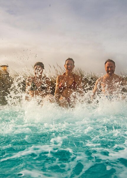Erwachsene beim Baden im Außenbecken