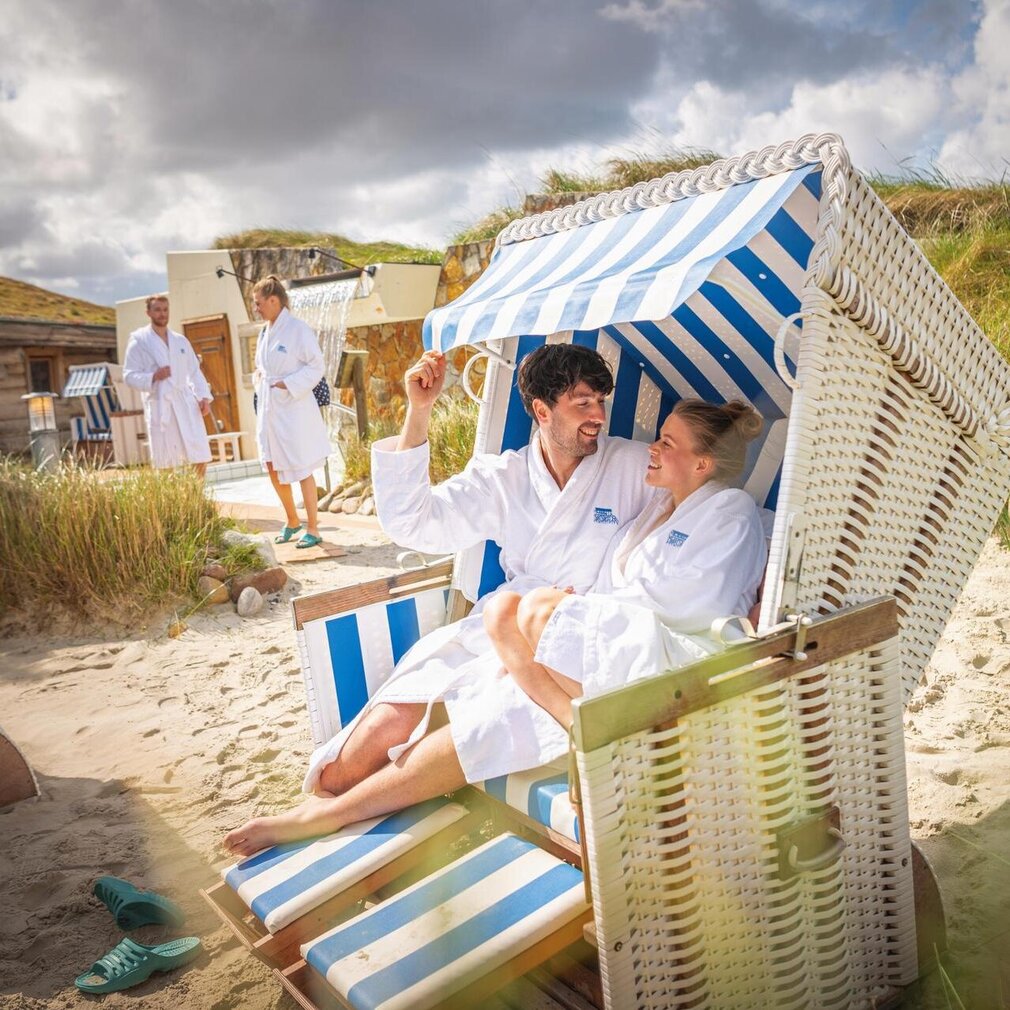 Paar im Strandkorb im Außenbereich der Therme