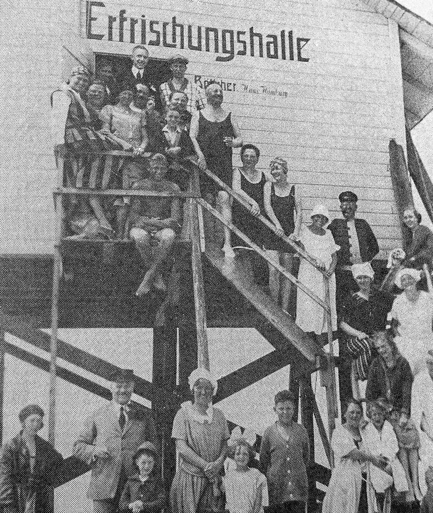 Abgebildete Fotografie des erstes Pfahlbaus "Giftbude"