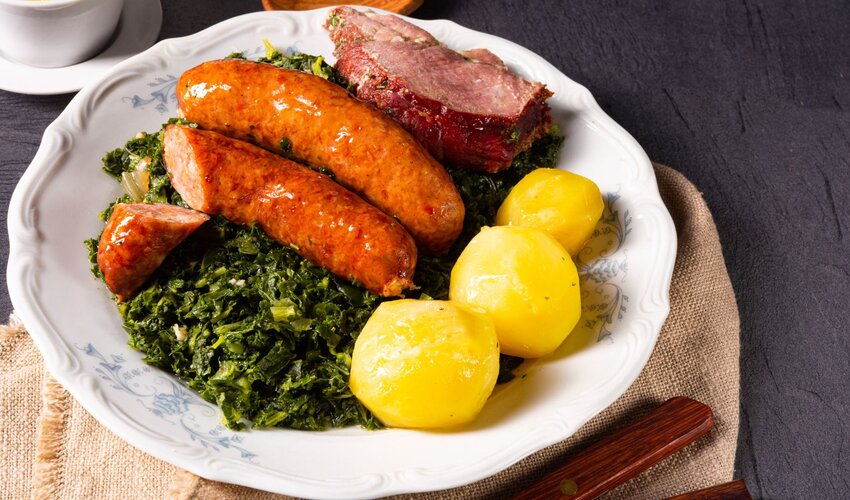 Grünkohl mit Kochwurst, Kasseler und Pellkartoffeln