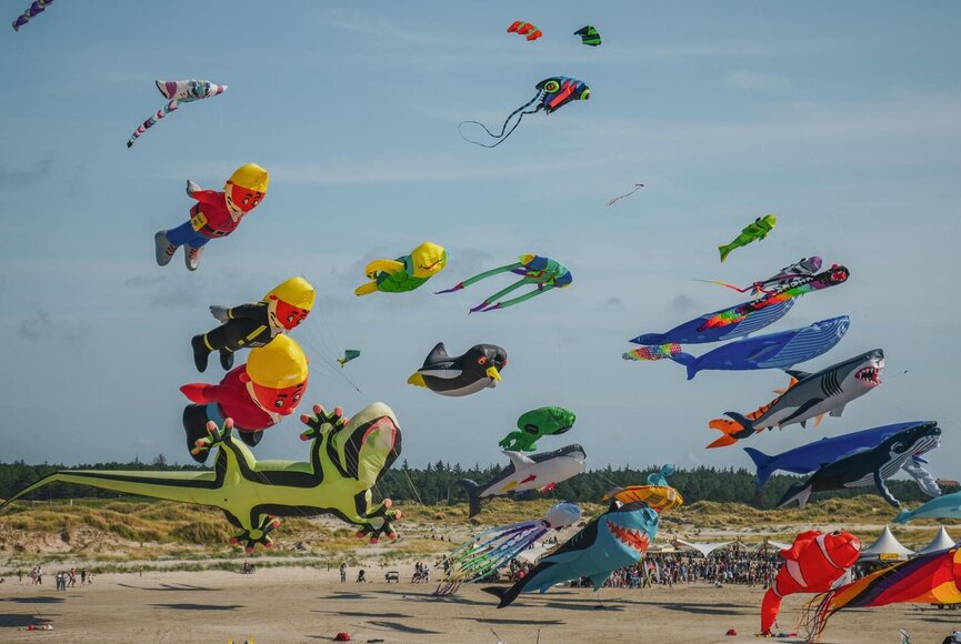 Fliegende Drachen über dem Strand