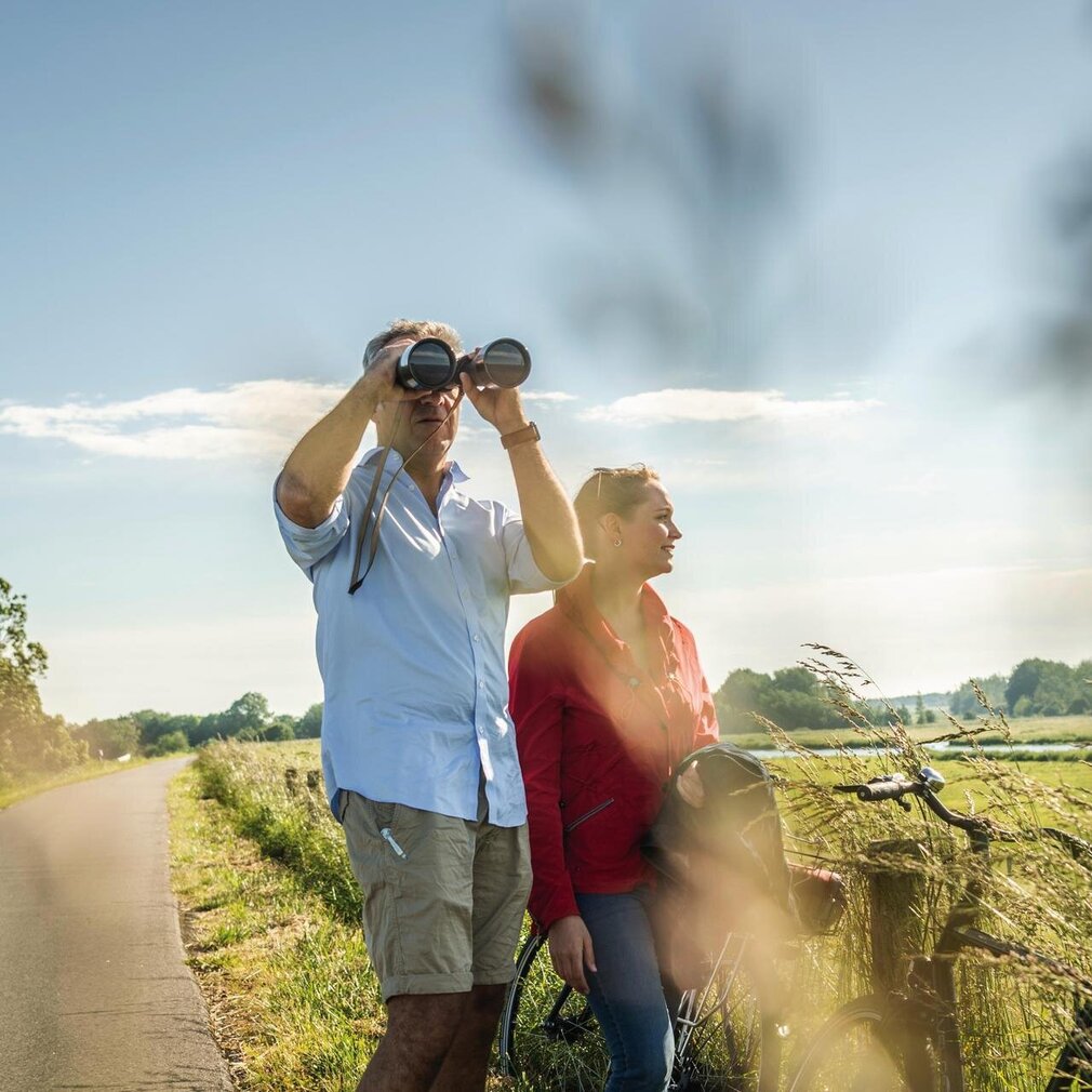 Paar guckt durch Fernglas