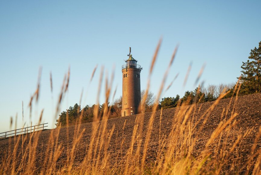 Böhler Leuchtturm mit Gras im Vordergrund