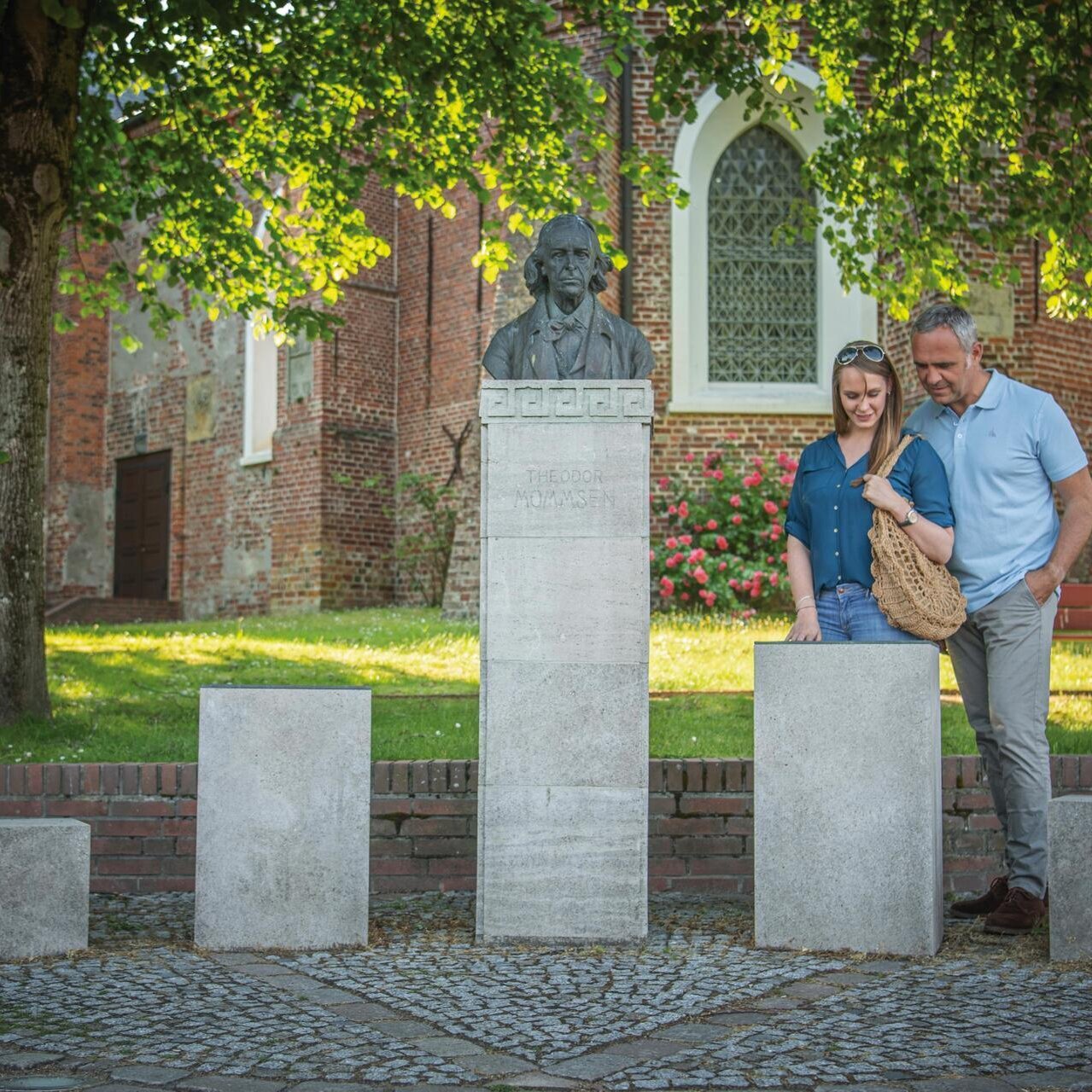 Pärchen am Mommsen Denkmal in Garding