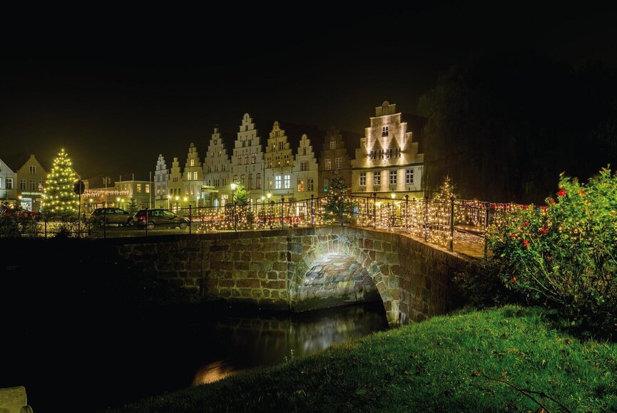 beleuchtete Treppengiebelhäuser am Marktplatz in Friedrichstadt
