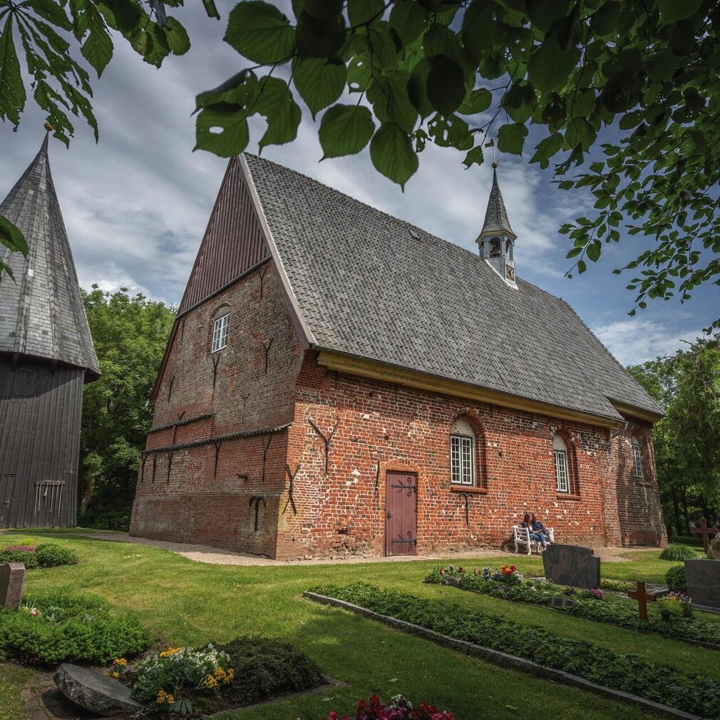 Backsteinkirche mit separatem Turm daneben