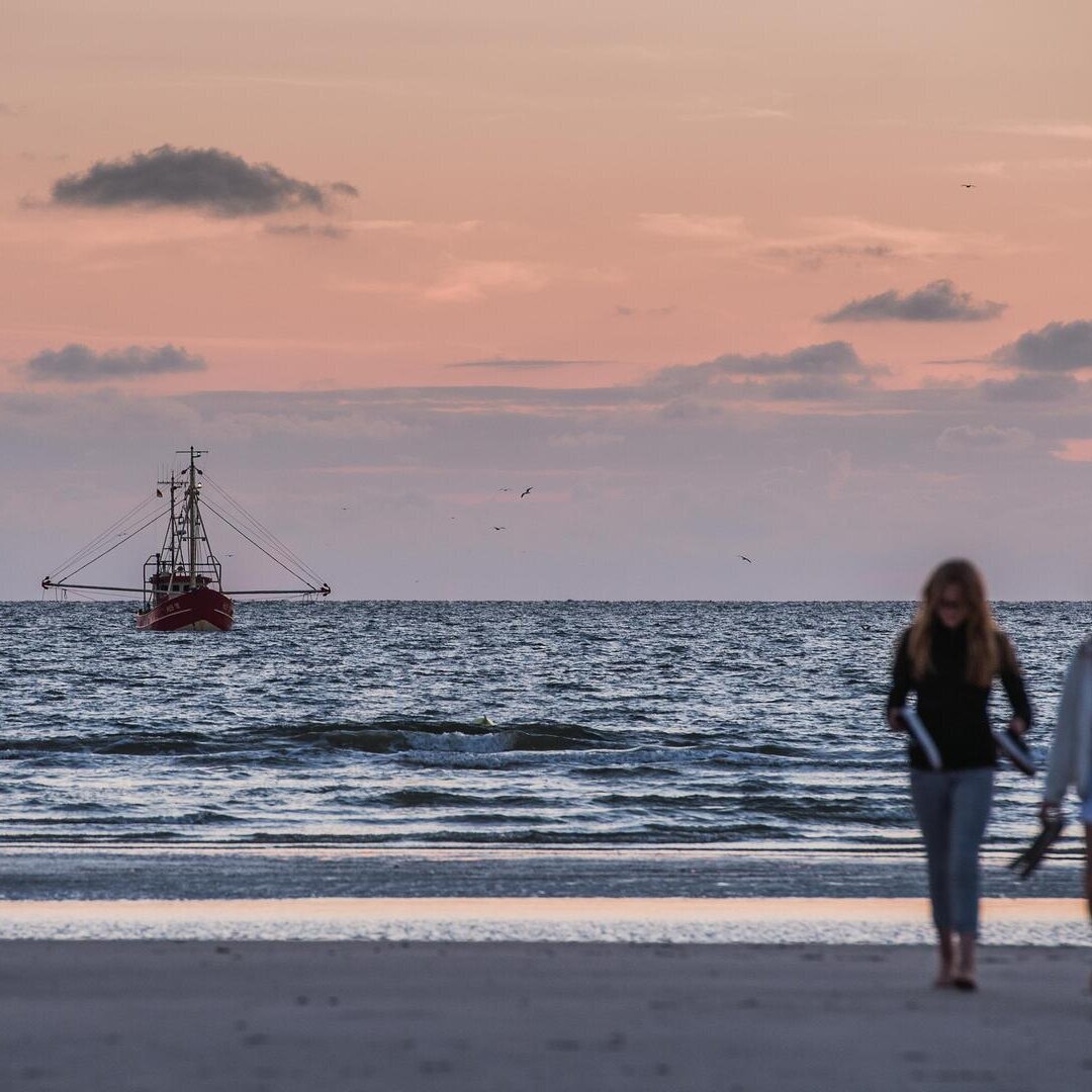 Schiffskutter im Sonnenuntergang