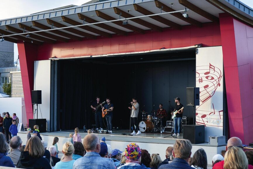 Außenbühne des Dünen-Hus beim Konzert