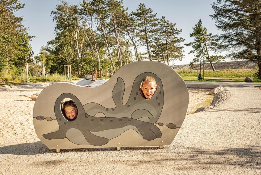 Kinder bei Guckloch Wand