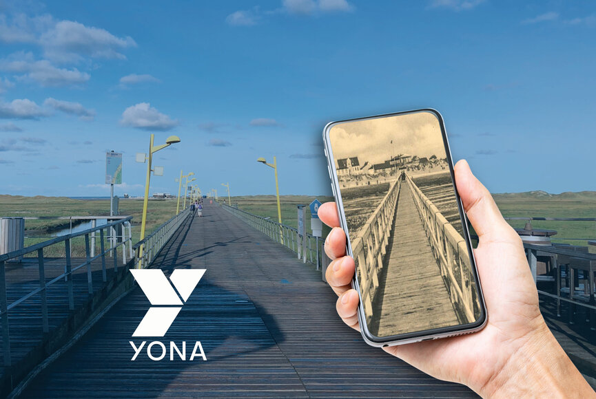 Handy mit der Seebrücke im Hintergrund 