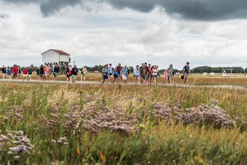 Gruppe auf dem Weg an den Strand zur Wattwanderung