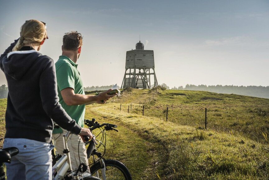 Paar blickt auf den Vogelkiek