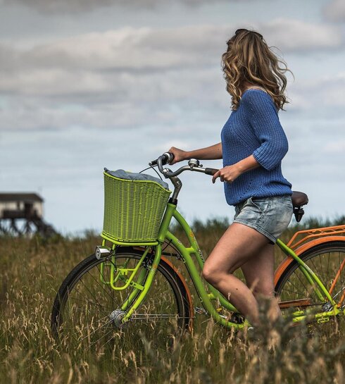 Fahrradfahrerin am Südstrand in der Salzwiese 
