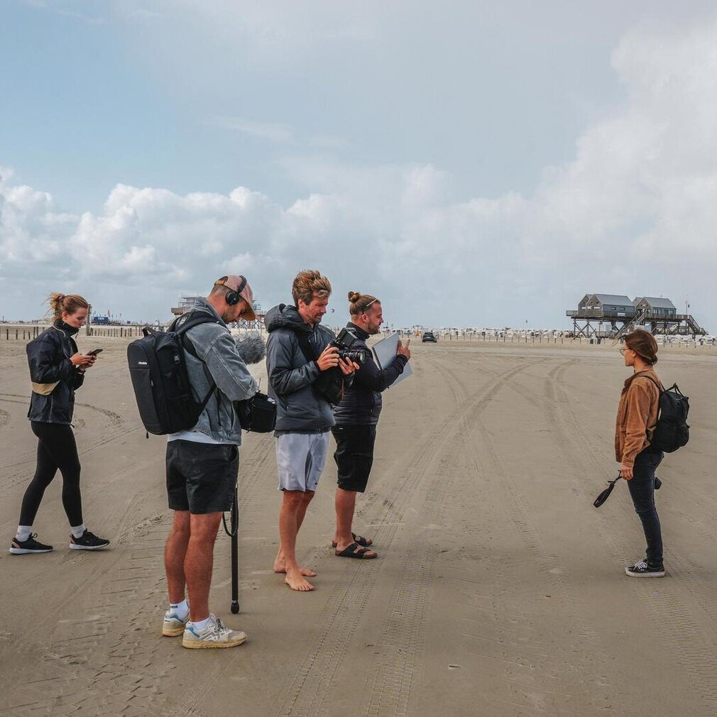 Marina und die Filmagentur stehen am Ordinger Strand – Sand weht vorbei