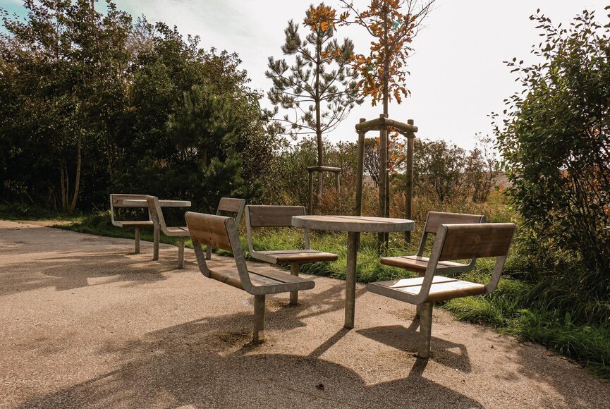 Outdoor-Sitzgelegenheiten mit Stühlen und Tischen