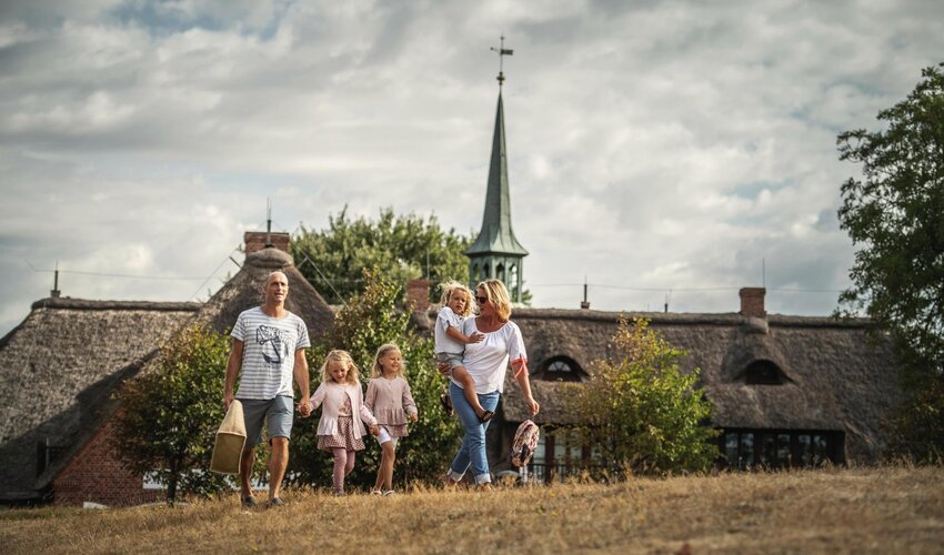 Familie beim Bummel im Ortsteil Dorf