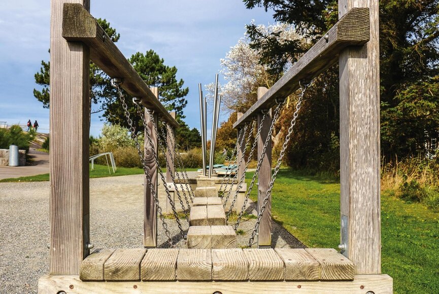Wackelbrücke auf der Erlebnis-Promenade