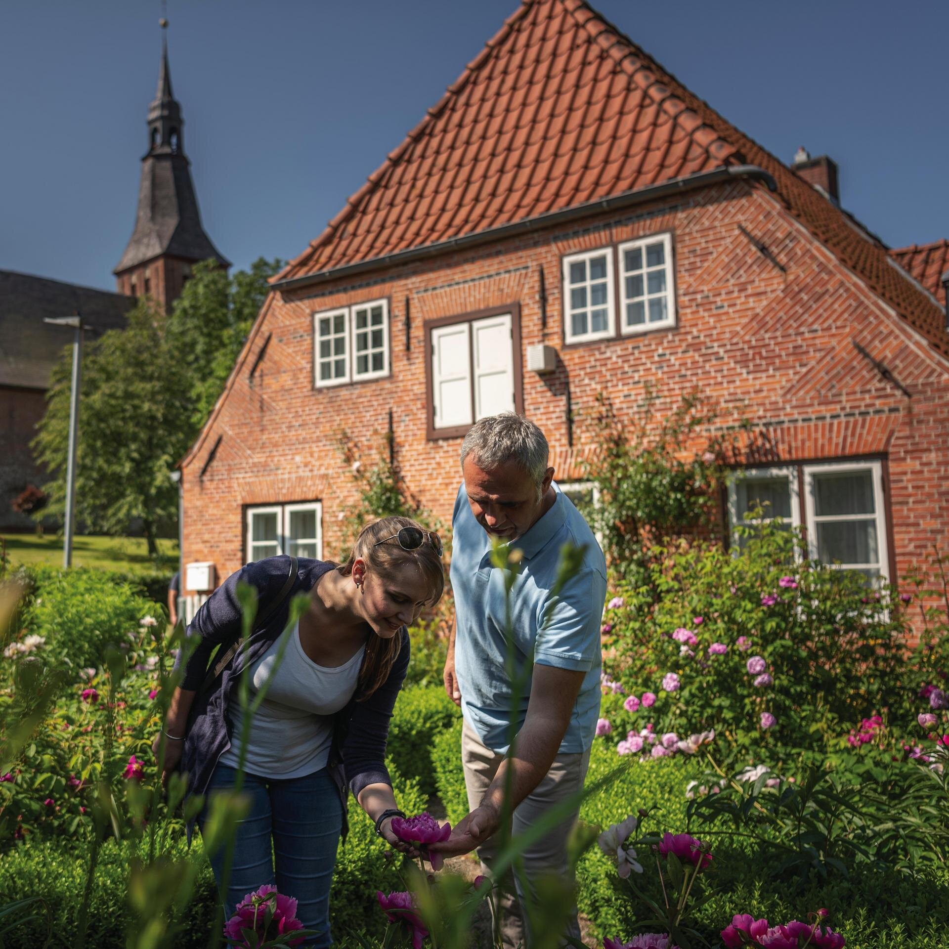 Paar in einem Garten auf Eiderstedt