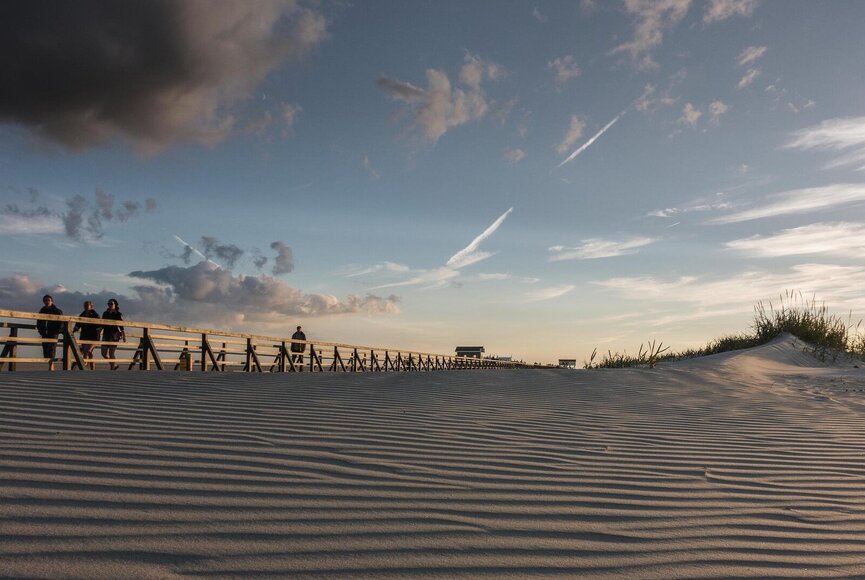 Sandstruktur an der Seebrücke des Ordinger Strandes bei Abend