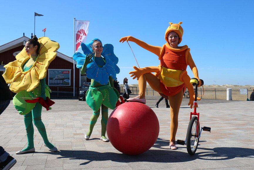 verkleidete Frauen vor Gosch