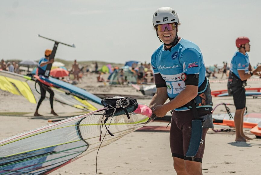 Windsurfer am Strand beim Aufbau