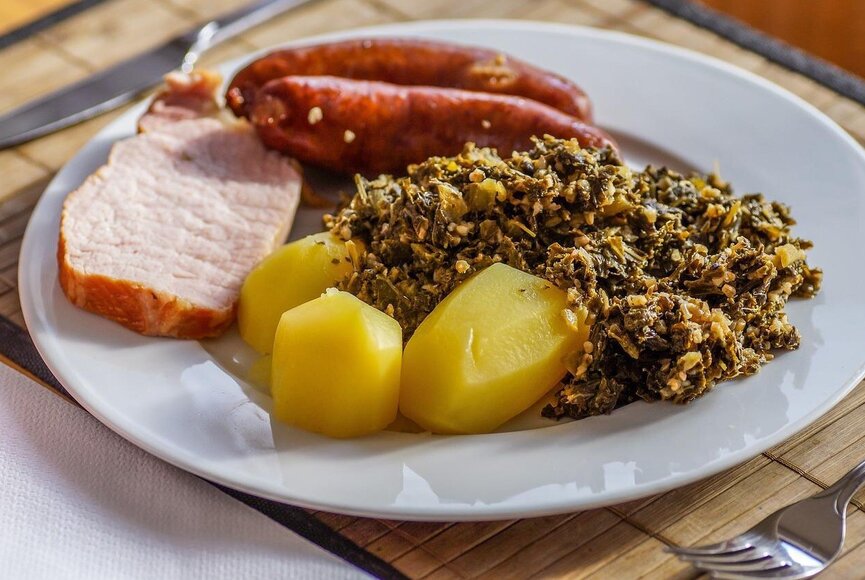 Grünkohl mit Kasseler, Kochwurst und Kartoffeln angerichtet