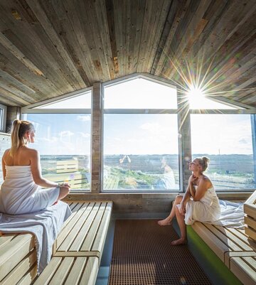 zwei Freundinnen in der Pfahlbausauna