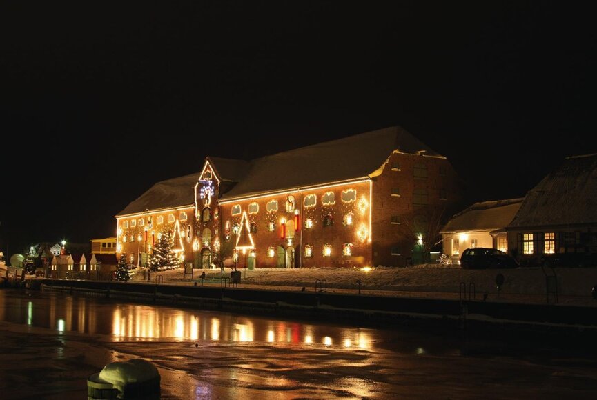 Packhaus mit Weihnachtsbeleuchtung in der Optik eines großen Adventskalenders