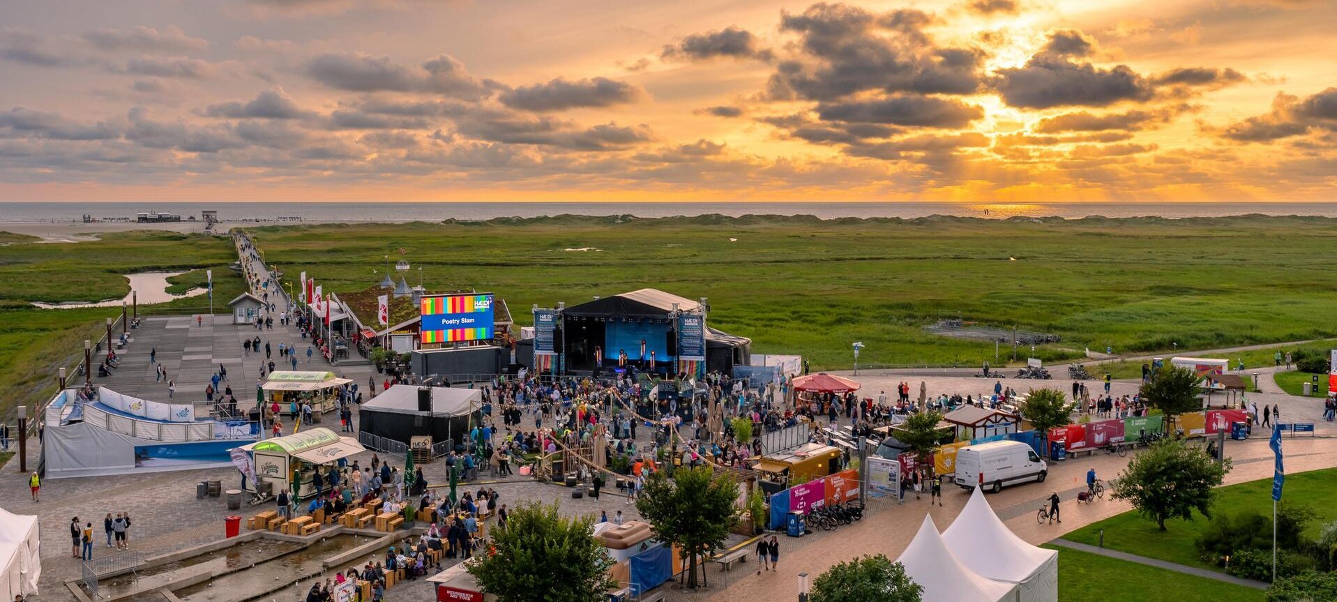 Sonnenuntergang über dem HÆDI-Festivalgelände