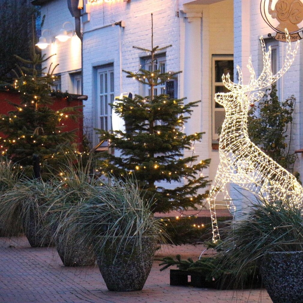 Weihnachtsbeleuchtung im Dorf