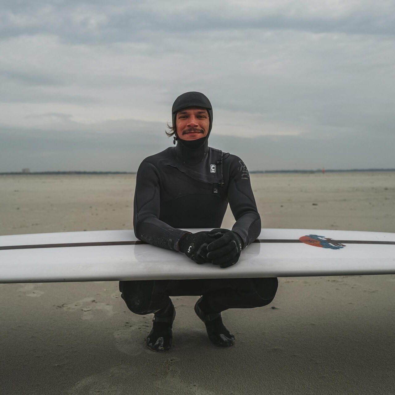 sympathischer junger Surferboy