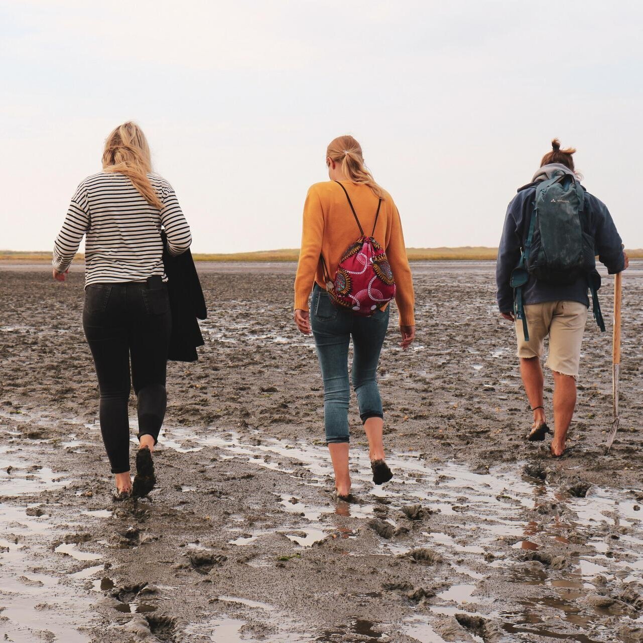 3 Freundinnen auf einer Wattwanderung