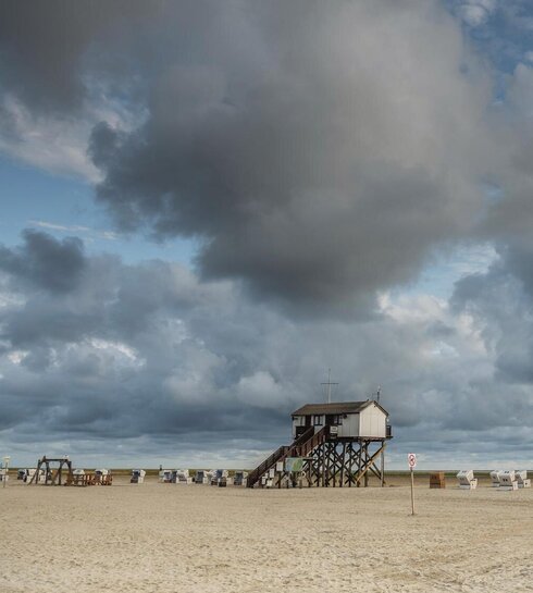 Strand mit Pfahlbau und Strandkörben in Böhl