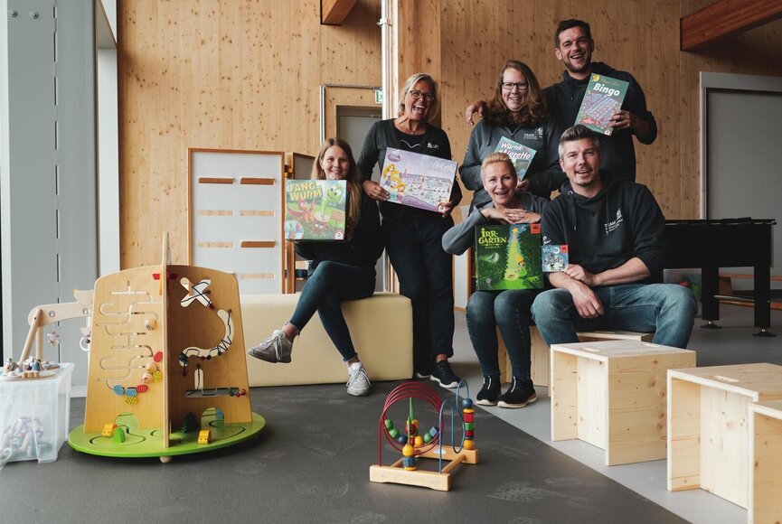 Mitarbeiter vom Spiele-Hus mit Gesellschaftsspielen