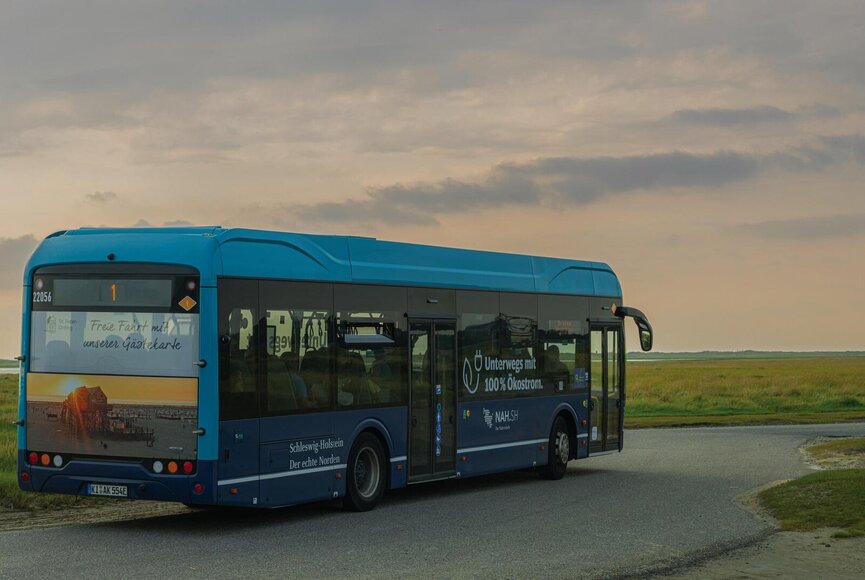 Ortsbus während der Fahrt in Richtung Südstrand