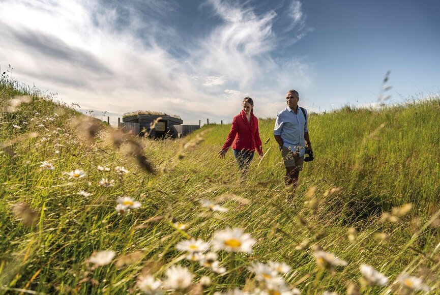 Paar auf dem Lehrpfad im Katinger Watt