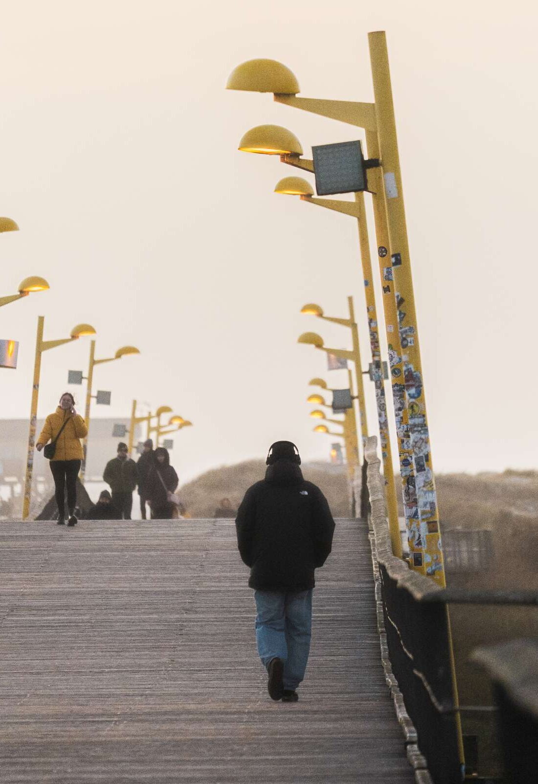 Mensch von hinten auf der Seebrücke 