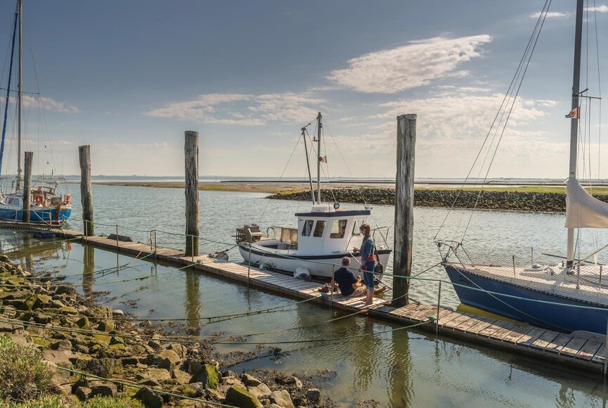 Boote im Wasser am Hafen Tetenbüllspieker