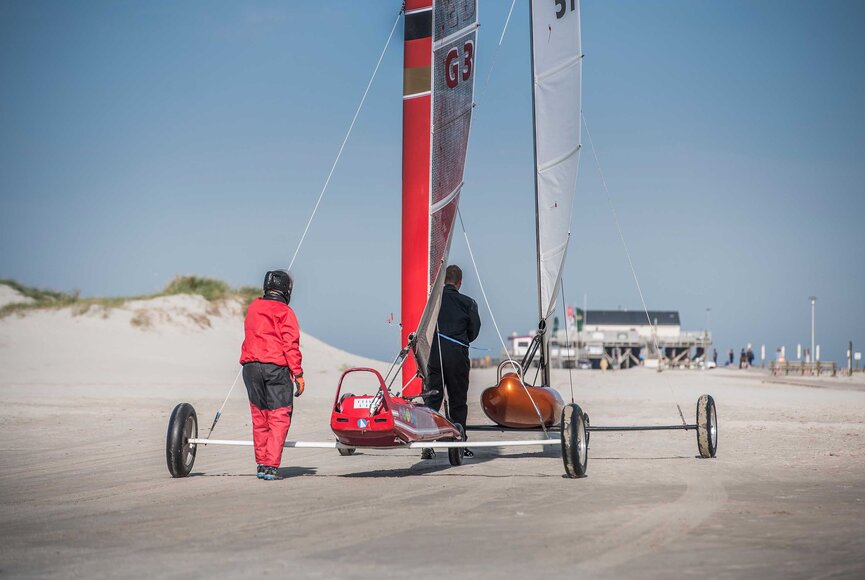 Strandsegler schieben ihre Buggys an den Strand