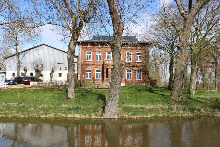 Blick auf die friesische Schafskäserei