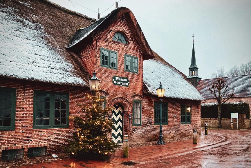 Blick auf das von Schnee bedeckte Museum der Landschaft Eiderstedt