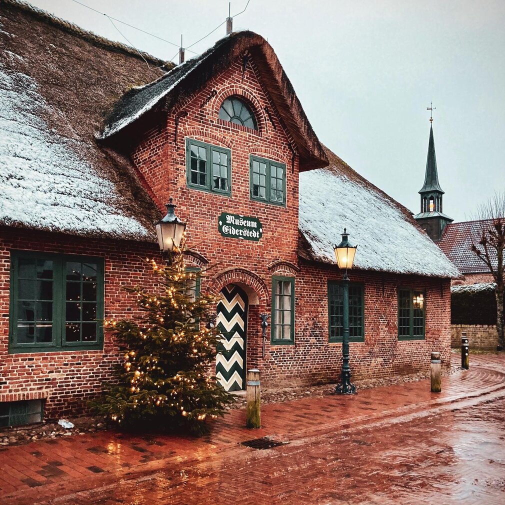 Museum mit Schnee auf dem Reetdach