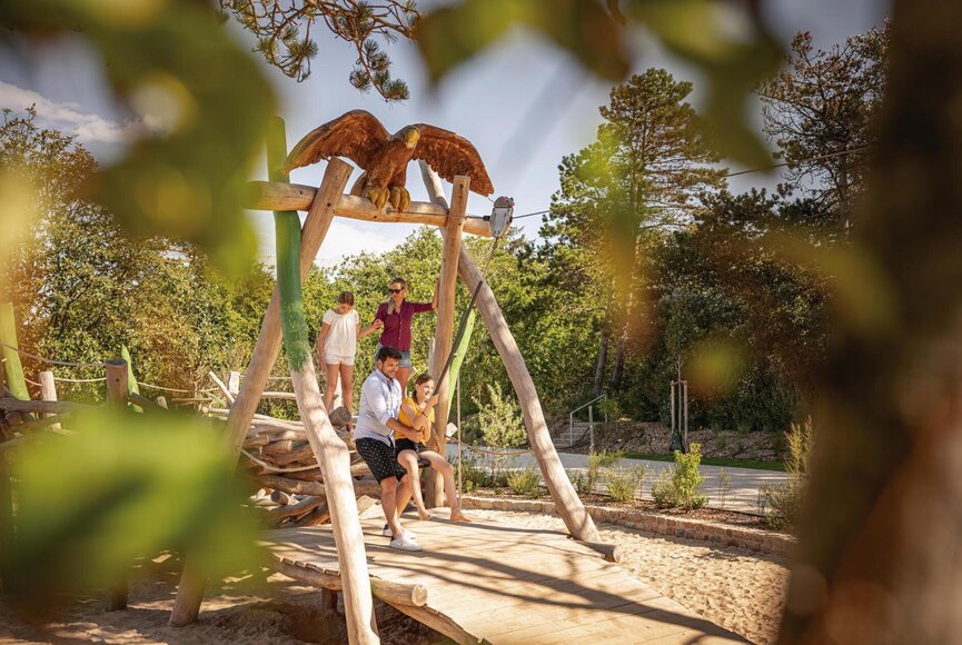 Familie bei der Seilbahn auf dem Seeadler-Spielplatz