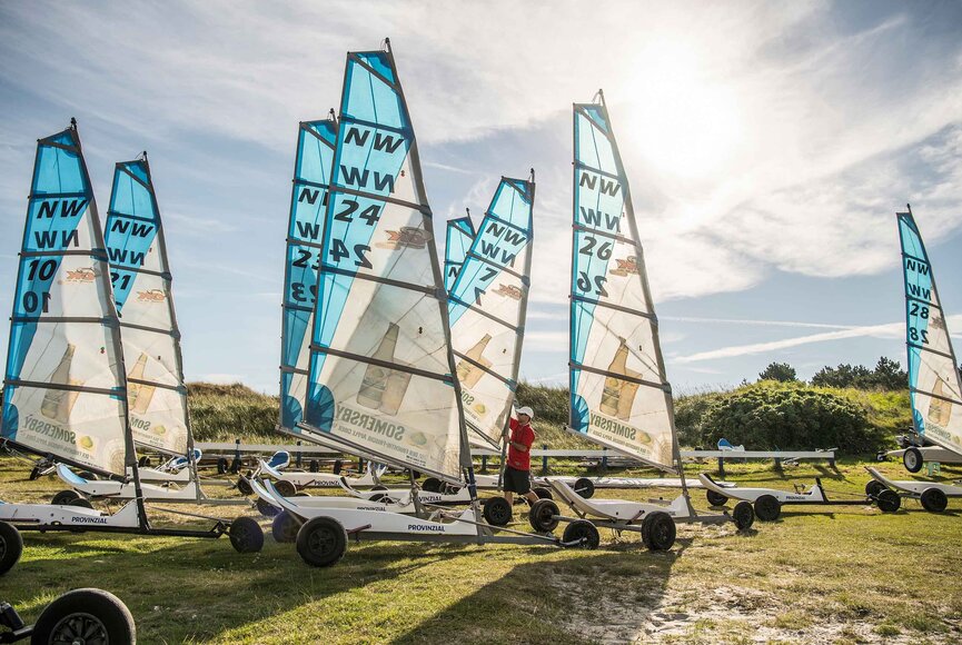Strandsegelbuggys der Strandsegelschule am Yachthafen