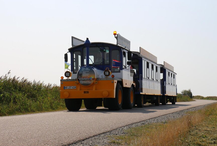 die große Bimmelbahn in Gelb und Blau auf dem Weg zum Südstrand
