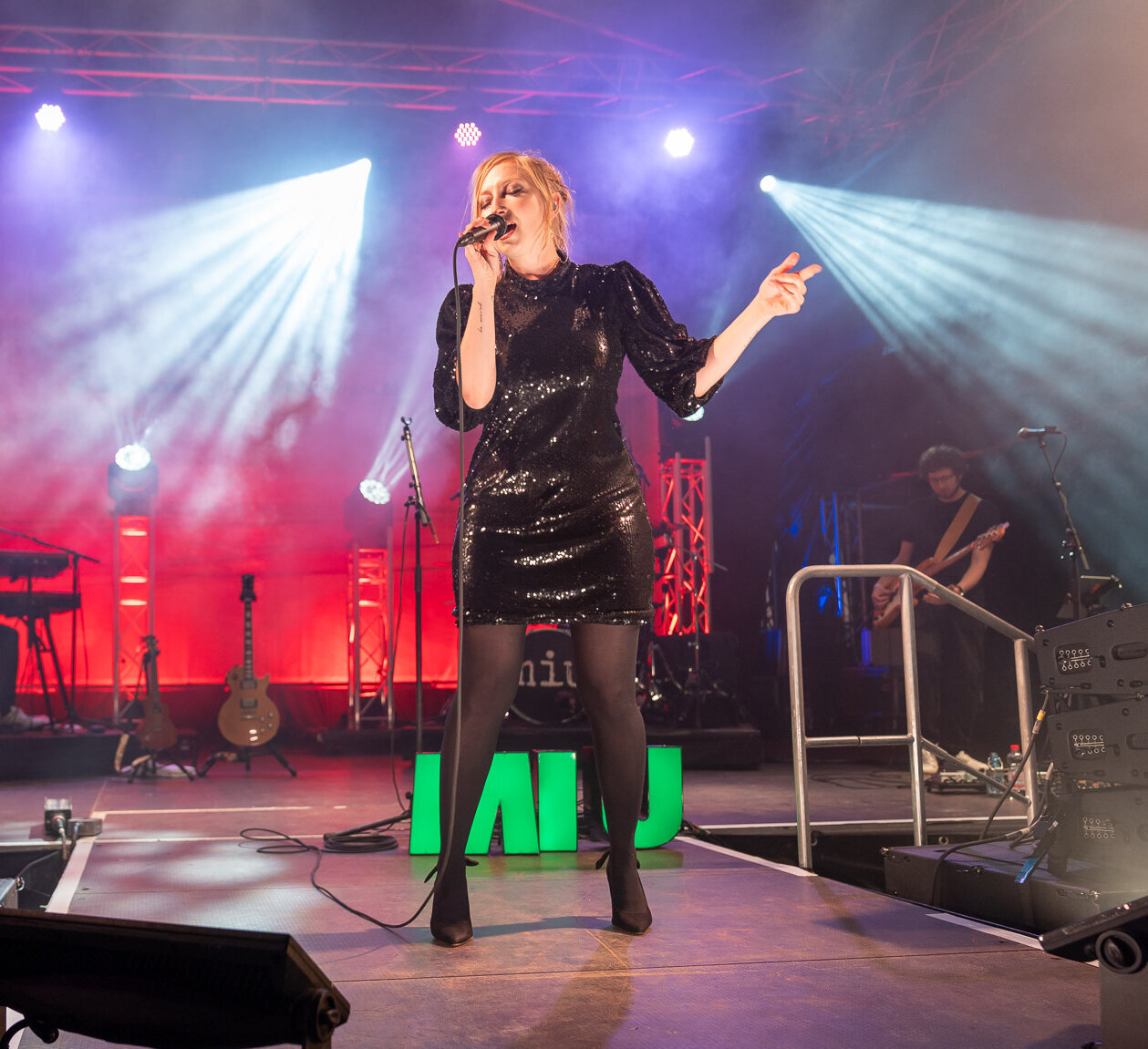 Die Sängerin MIU tritt auf der HÆDI-Bühne auf